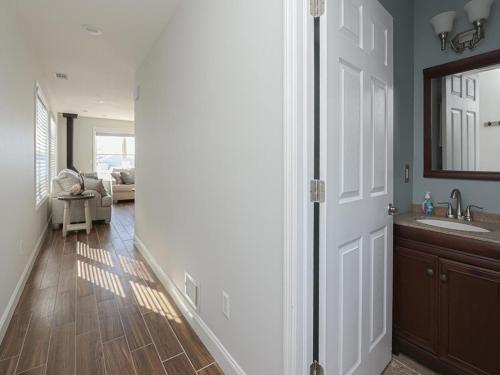 Beautiful Pet Friendly Lagoonfront Ranch In Beach Haven West! in Manahawkin, USA