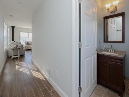 Beautiful Pet Friendly Lagoonfront Ranch In Beach Haven West! in Manahawkin, USA