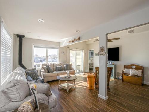 Beautiful Pet Friendly Lagoonfront Ranch In Beach Haven West! in Manahawkin, USA