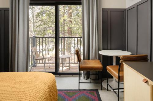 553583803 The Coachman Hotel