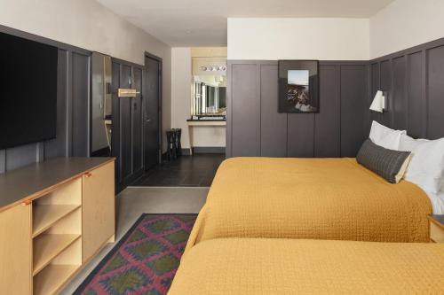 553583816 The Coachman Hotel