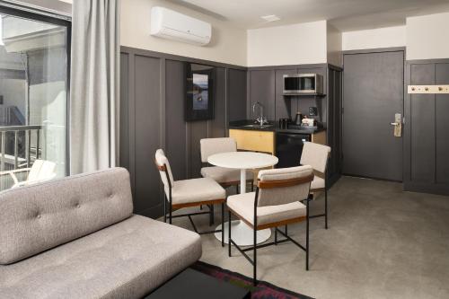 553583817 The Coachman Hotel