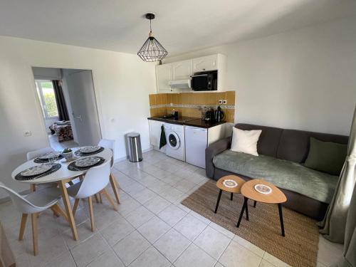 Appartement avec terrasse et piscine Le Baptistou