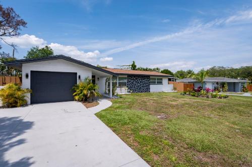 PRIVATE HEATED POOL AND HOT TUB 3 BEDROOM HOME in PARADISE in Largo, USA