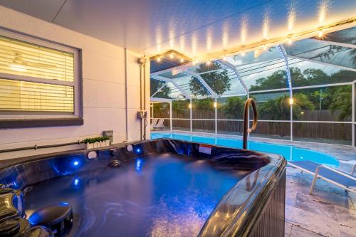 PRIVATE HEATED POOL AND HOT TUB 3 BEDROOM HOME in PARADISE in Largo, USA