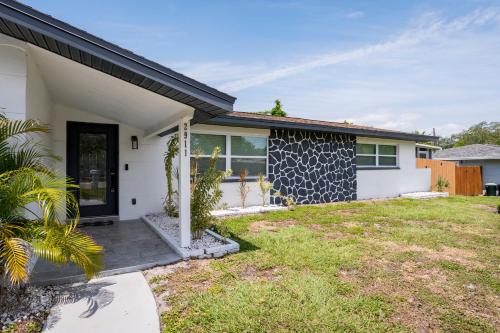 PRIVATE HEATED POOL AND HOT TUB 3 BEDROOM HOME in PARADISE in Largo, USA