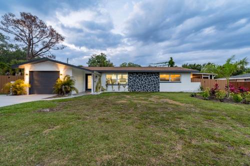 PRIVATE HEATED POOL AND HOT TUB 3 BEDROOM HOME in PARADISE in Largo, USA