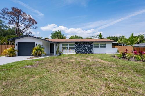 PRIVATE HEATED POOL AND HOT TUB 3 BEDROOM HOME in PARADISE in Largo, USA