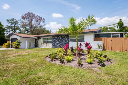 PRIVATE HEATED POOL AND HOT TUB 3 BEDROOM HOME in PARADISE in Largo, USA