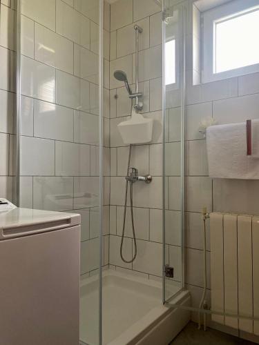 Three-Bedroom Apartment with Terrace and Sea View image 6