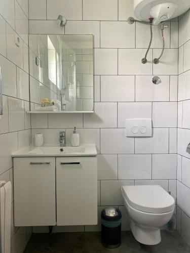 Three-Bedroom Apartment with Terrace and Sea View image 4