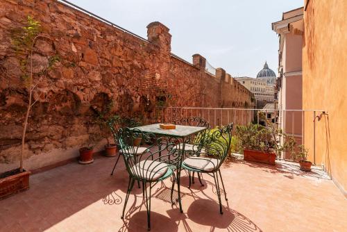 2 BR Flat with two Private Vatican Terrace, Rom