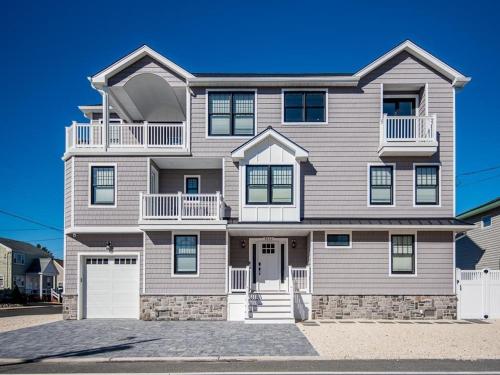 6 Bedroom Luxury Home in Brighton Beach, USA