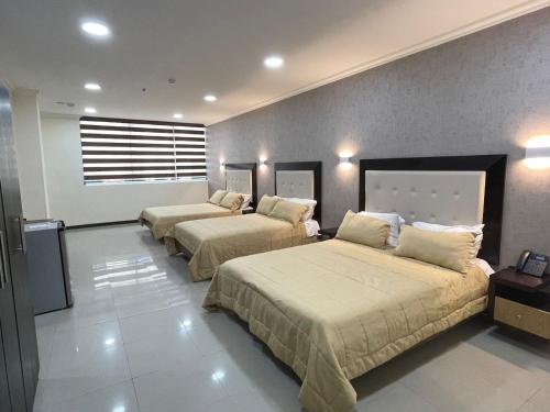 3 queen beds