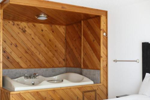 Bridge Inn Tomahawk - Suite 201, Kitchen, Hot Tub, Fireplace, Balcony, River View in Tomahawk, USA