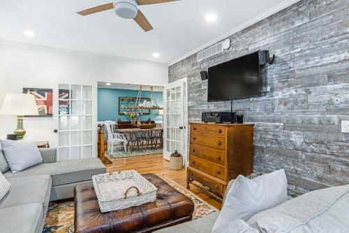 Thorndale - Modern Smart Home on 20 Pastoral Acres with a Private Heated Pool & Hot Tub in Fennville, USA