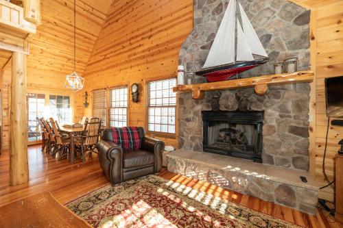 Our Get Aweigh - Cabin Retreat - private hot tub - community pool - Goshorn Lake Access - image 8