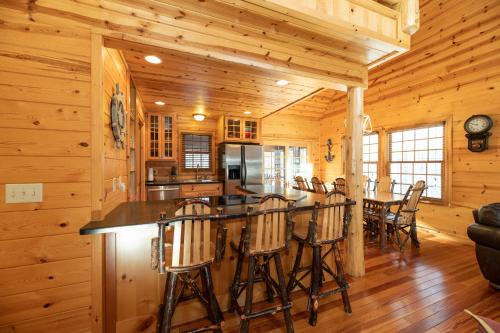 Our Get Aweigh - Cabin Retreat - private hot tub - community pool - Goshorn Lake Access - image 6