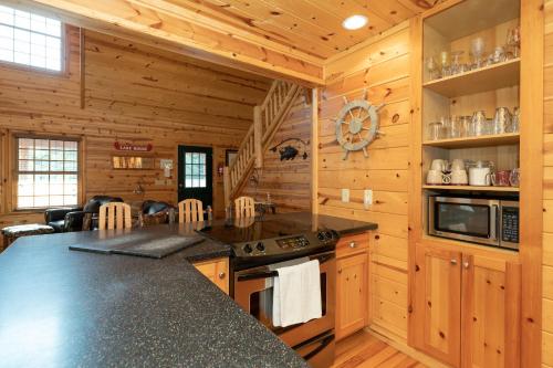 Our Get Aweigh - Cabin Retreat - private hot tub - community pool - Goshorn Lake Access - image 10
