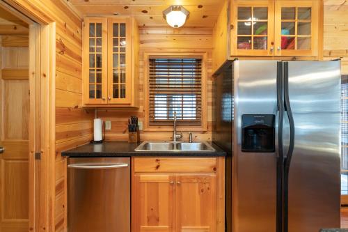 Our Get Aweigh - Cabin Retreat - private hot tub - community pool - Goshorn Lake Access - image 7