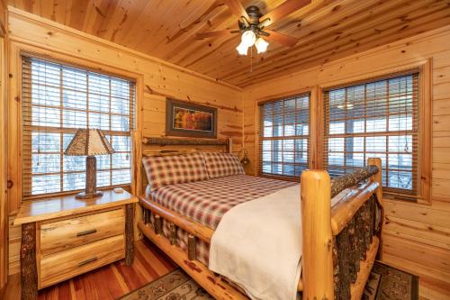 Our Get Aweigh - Cabin Retreat - private hot tub - community pool - Goshorn Lake Access - image 14