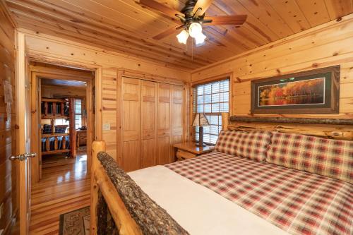 Our Get Aweigh - Cabin Retreat - private hot tub - community pool - Goshorn Lake Access - image 4