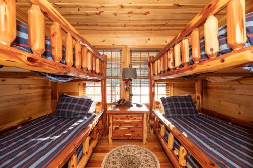Our Get Aweigh - Cabin Retreat - private hot tub - community pool - Goshorn Lake Access - image 3