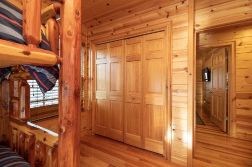 Our Get Aweigh - Cabin Retreat - private hot tub - community pool - Goshorn Lake Access - image 12