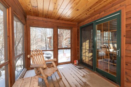 Our Get Aweigh - Cabin Retreat - private hot tub - community pool - Goshorn Lake Access - image 9