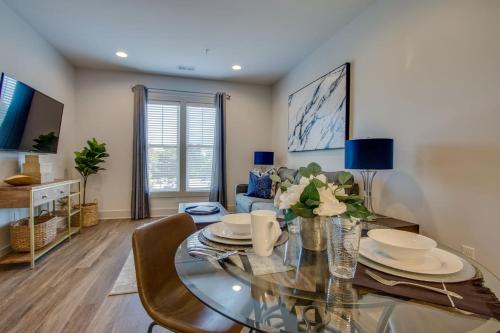 New East Nash - King Bed Short Drive to Dwntwn in Nashville, USA