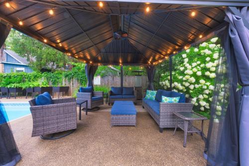 Private pool and lake views, sleeps 12 in South Haven, USA