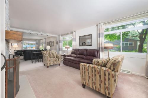 Private pool and lake views, sleeps 12 in South Haven, USA