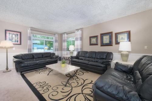 Private pool and lake views, sleeps 12 in South Haven, USA