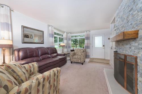 Private pool and lake views, sleeps 12 in South Haven, USA