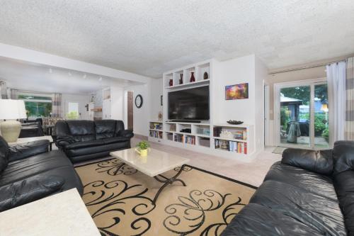 Private pool and lake views, sleeps 12 in South Haven, USA
