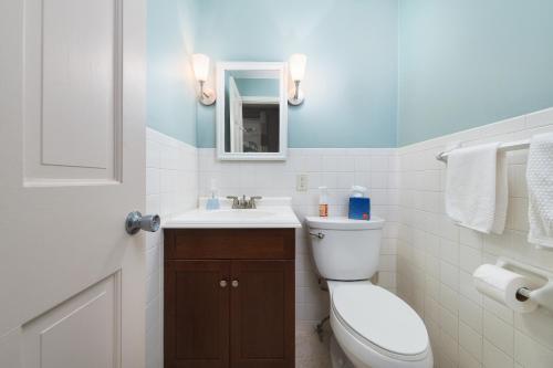 Private pool and lake views, sleeps 12 in South Haven, USA