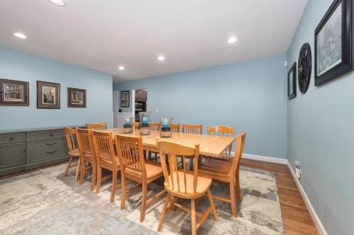 Private pool and lake views, sleeps 12 in South Haven, USA