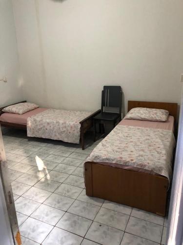 1 double bed, 2 twin beds