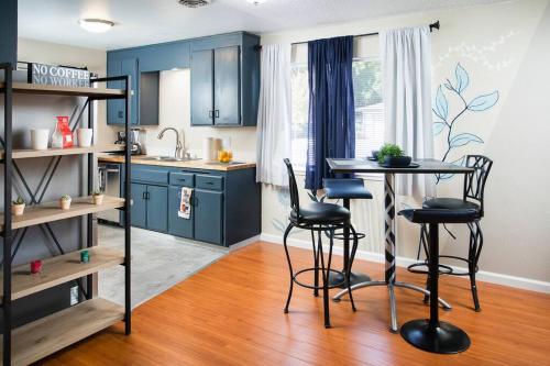 The Blues Charming Duplex in the heart of Yuba