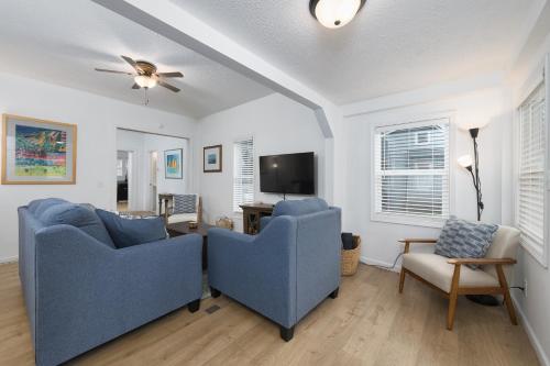 Barefoot Bungalow- pet friendly- close to beaches and town in South Haven, USA