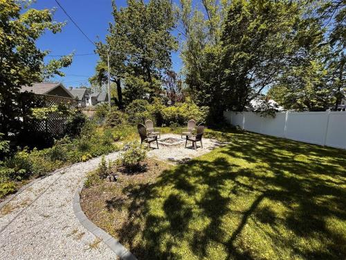Barefoot Bungalow- pet friendly- close to beaches and town in South Haven, USA
