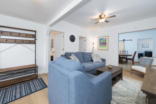 Barefoot Bungalow- pet friendly- close to beaches and town in South Haven, USA