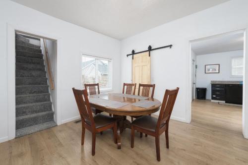 Barefoot Bungalow- pet friendly- close to beaches and town in South Haven, USA