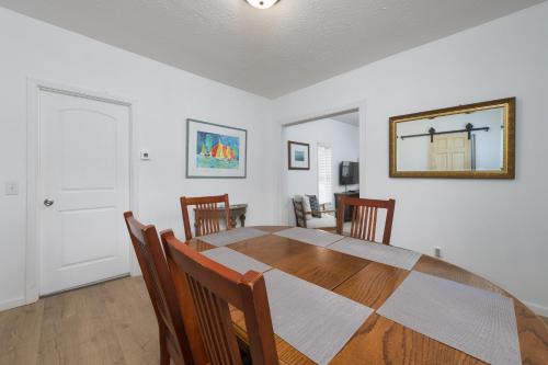 Barefoot Bungalow- pet friendly- close to beaches and town in South Haven, USA