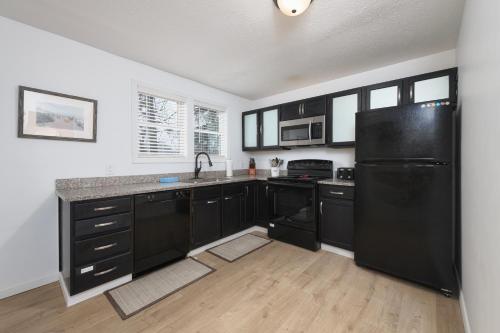 Barefoot Bungalow- pet friendly- close to beaches and town in South Haven, USA