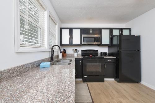 Barefoot Bungalow- pet friendly- close to beaches and town in South Haven, USA