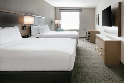 Queen Suite with Two Queen Beds and Roll-In Shower - Mobility and Hearing Access/Non-Smoking