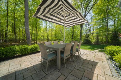 Large luxurious home - 2 blocks from nearest public beach - Private heated pool!