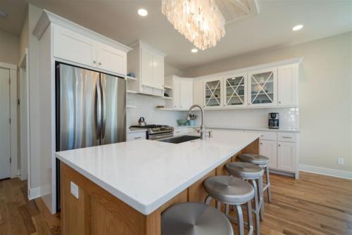 Beach Breeze - 5 bedroom home located just a block from the beach! in South Haven, USA