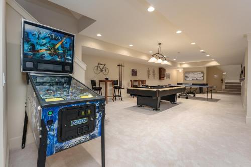 Private Pool & Lake MI access hot tub putting green basketball court and more! - image 4